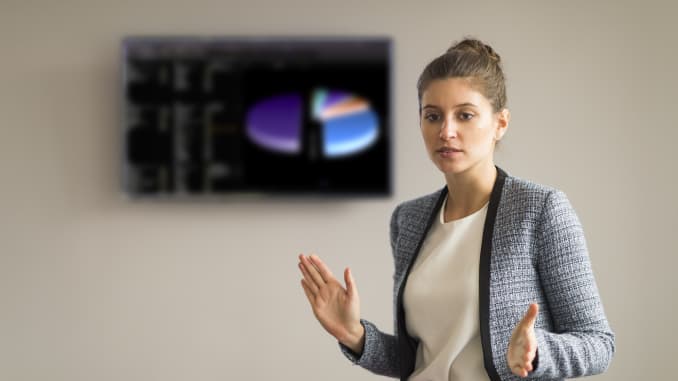 businesswomanpresenting-6061014