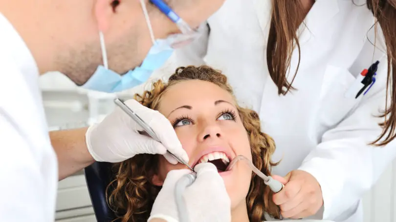 Como buscar dentistas baratos o gratis