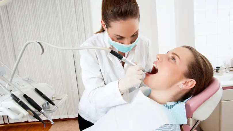 Utilice los servicios de los estudiantes de odontología