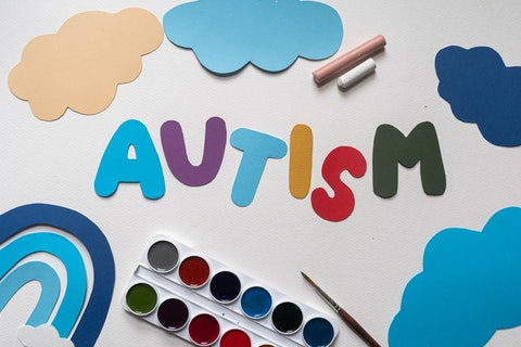 El autismo en niños, síntomas y soluciones para ayudar a tu hijo