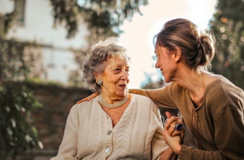 Cuidando a los Cuidadores – 13 Consejos de Bienestar y Salud